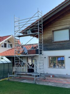 Holzrenovierung mit Fahrgerüst