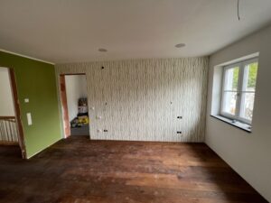 Tapezierarbeit in Wohnraum